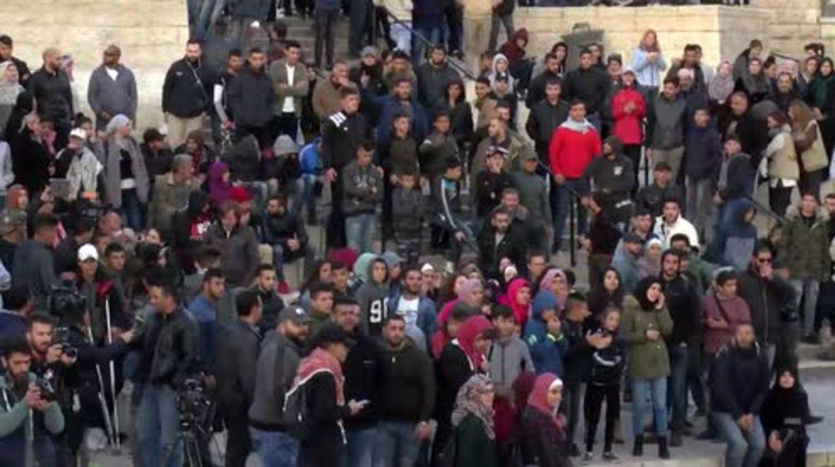 Jerusalén Este: Manifestantes toman la histórica Puerta de Damasco en protesta contra la declaración de Trump.