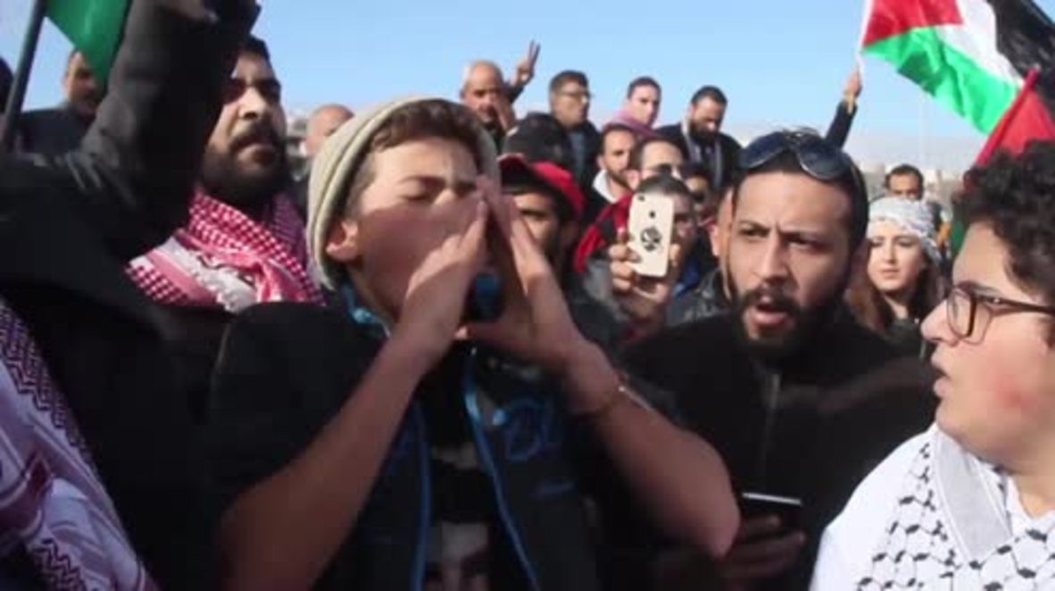 Jordania: Manifestantes prenden fuego afuera de la embajada de EE.UU. tras el reconocimiento de Jerusalén
