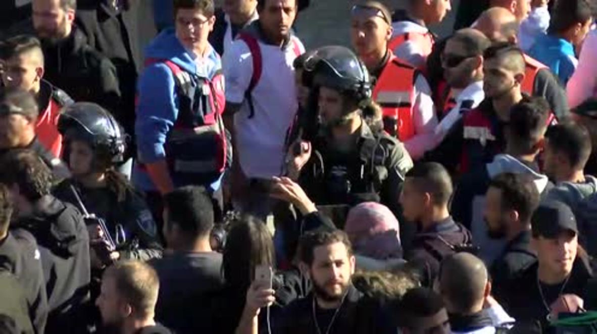 East Jerusalem: Clashes erupt between protesters and security forces at Damascus Gate