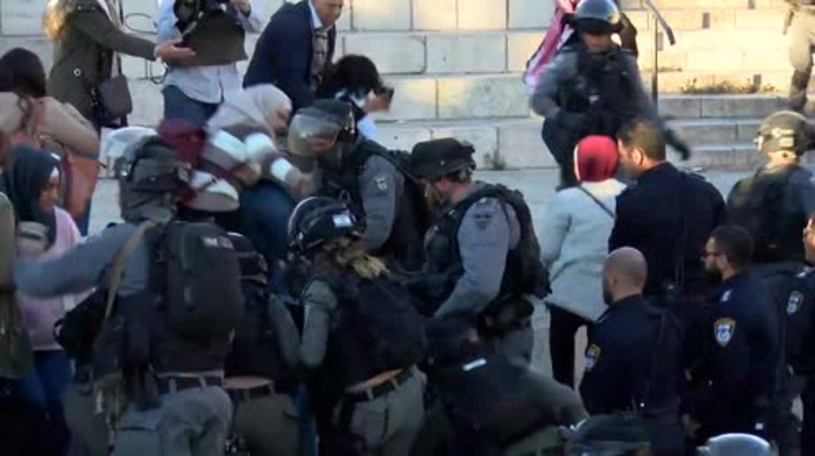 Jerusalén Este: Fuerzas de seguridad israelíes detienen a manifestantes mientras continúan los enfrentamientos