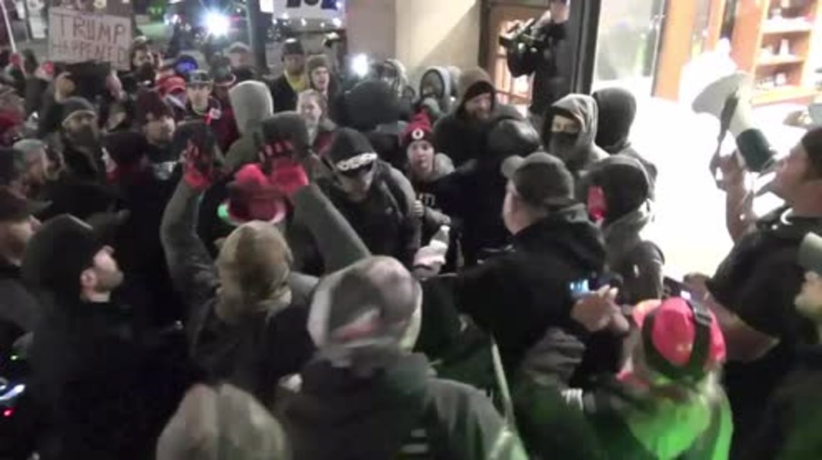 US: Scuffles break out between anti-Hillary and Antifa protesters in Portland