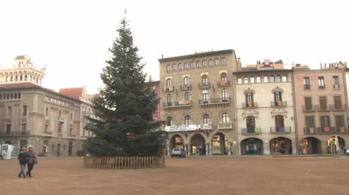 España: Un pueblo catalán instala un árbol de Navidad con tintes políticos