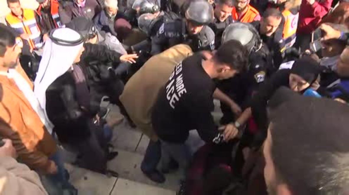 Jerusalén Este: Policía israelí golpea a una mujer en la cara durante unos enfrentamientos