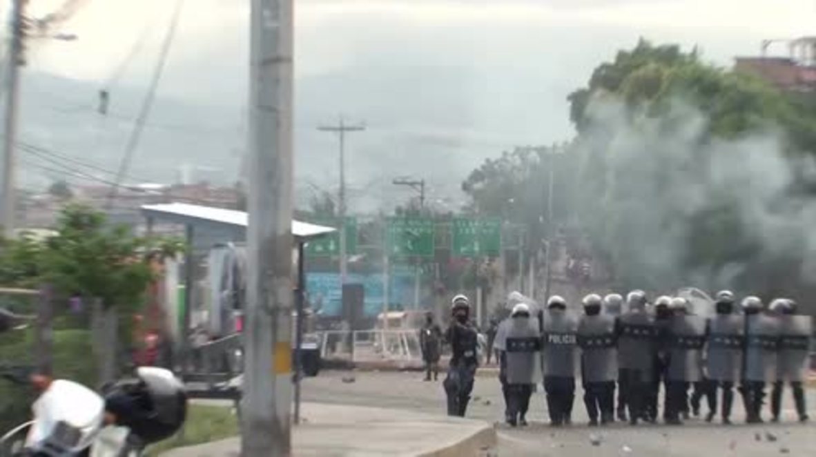 Honduras: Dozens injured in clashes over election result