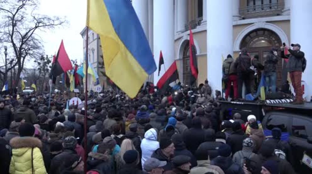 Ukraine: Saakasvhili supporters clash with riot police in Kiev