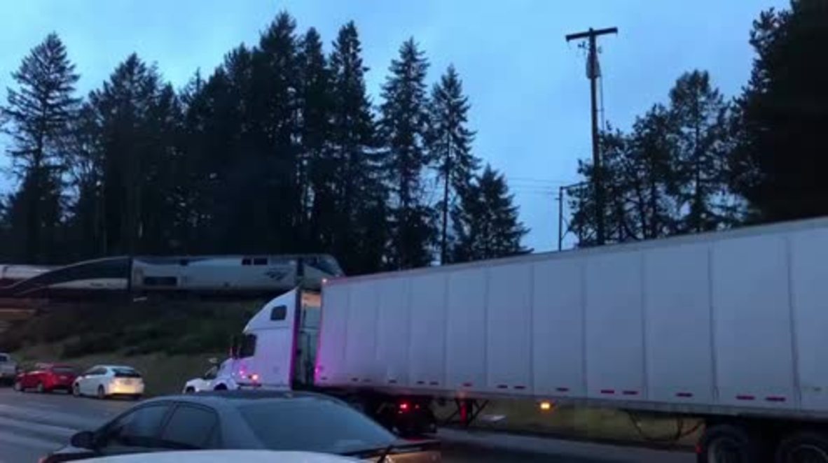 EE. UU.: Imagenes de testigos del tren que descarrila sobre una autopista cerca de Seattle.