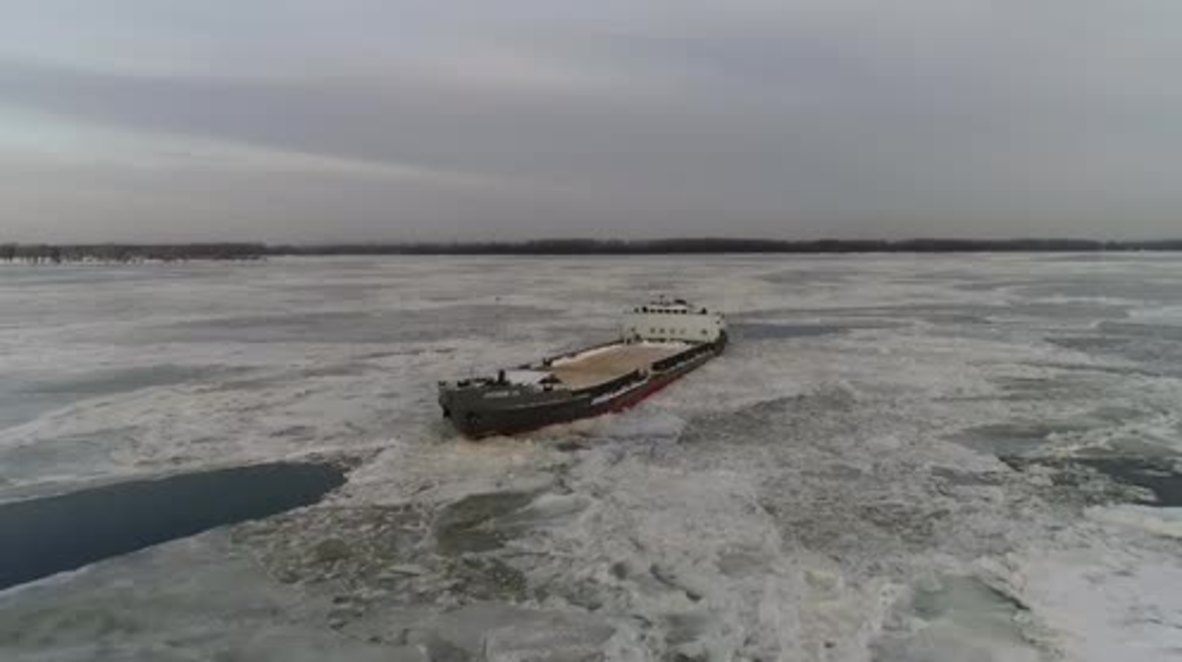 Rusia: Drone captura ferry atrapado en el hielo sobre el río Volga