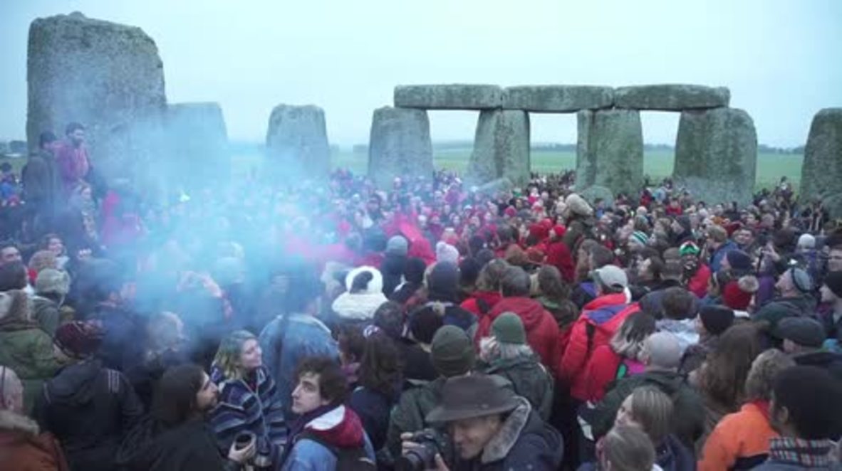 Reino Unido: Paganos dan la bienvenida al solsticio de invierno en Stonehenge