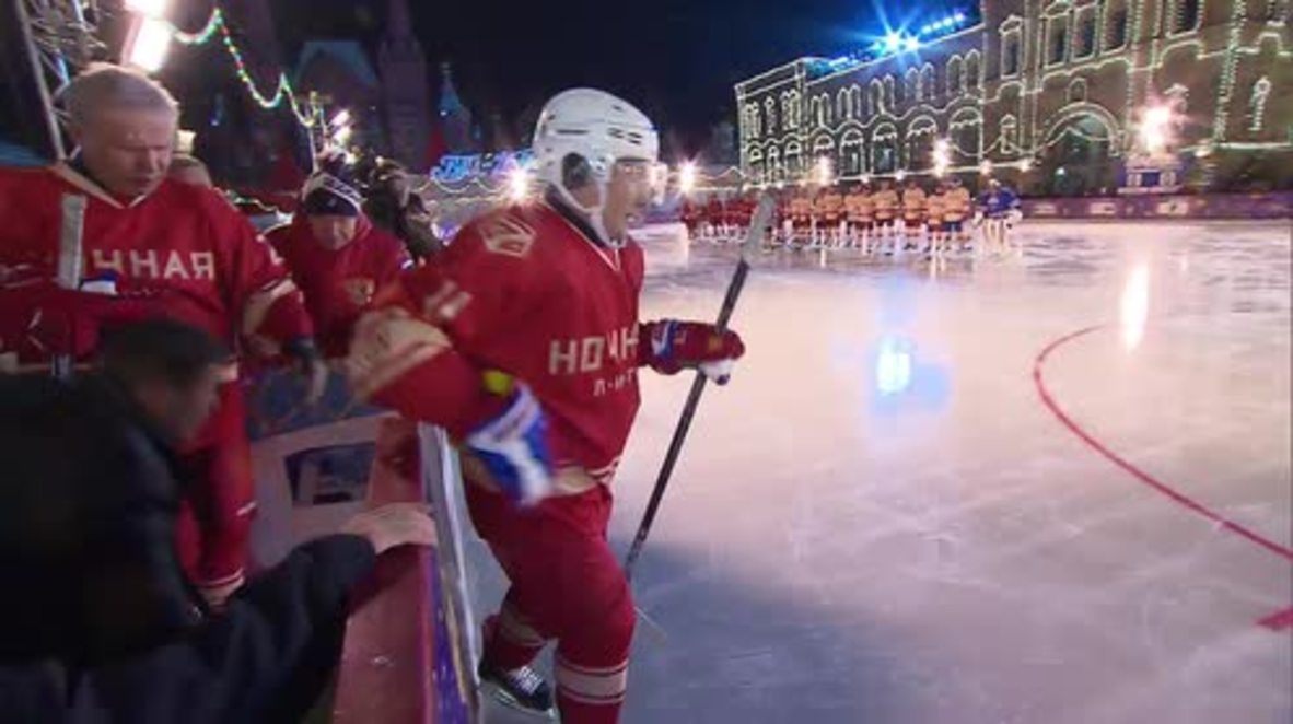 Rusia: Putin salta a la pista de hielo de la Plaza Roja para un partido de la Liga Nocturna de Hockey