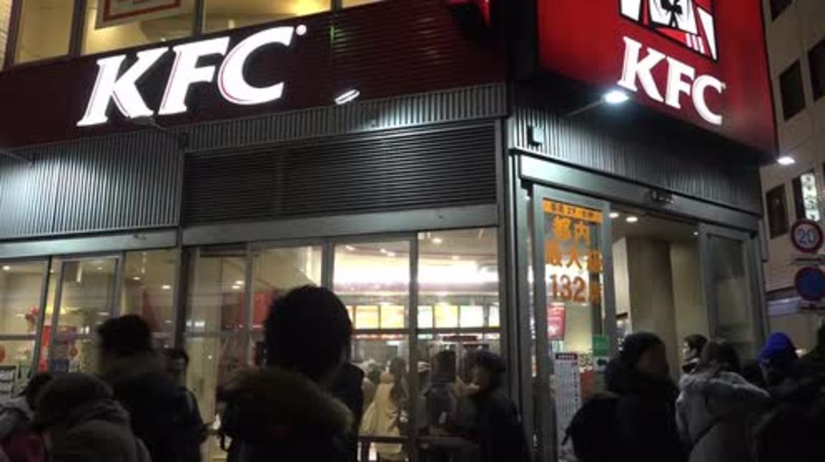 Japón: Gente hace cola frente al KFC para comprar sus cenas especiales de Nochebuena
