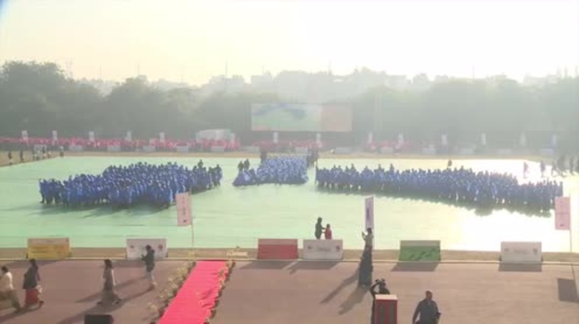 India: New Delhi school kids form giant lungs to raise awareness over air pollution