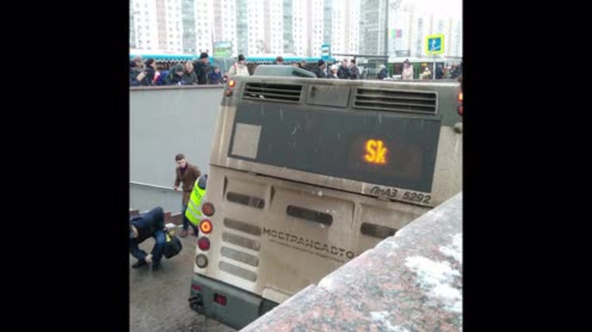 Rusia: Al menos cuatro muertos al estrellarse un bus contra un paso subterráneo en Moscú * INSTANTANEAS*