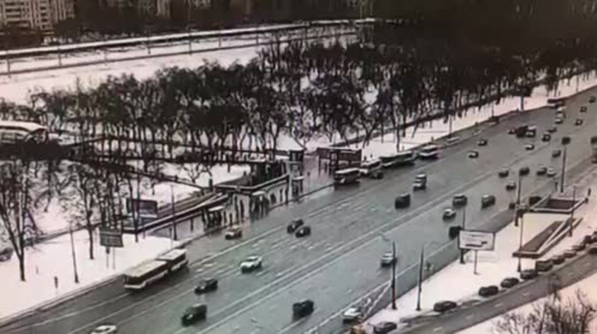Rusia: El momento impactante del autobús entrando en el paso subterráneo de Moscú