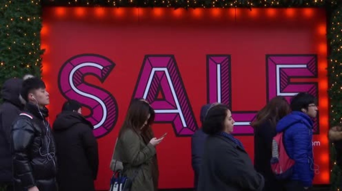 UK: Hundreds of sleepy shoppers rise early for Boxing Day deals at Selfridges