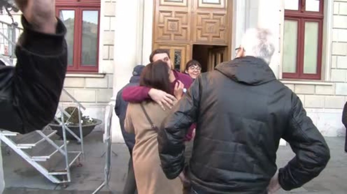 España: Simpatizantes de las CUP muestran su apoyo a dos de sus miembros ante su inminente arresto