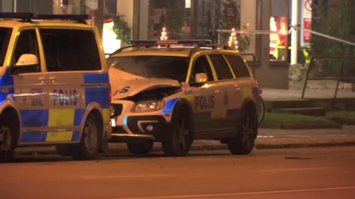 Suecia: Explota una bomba dentro de un coche patrulla de la policia en Malmo.
