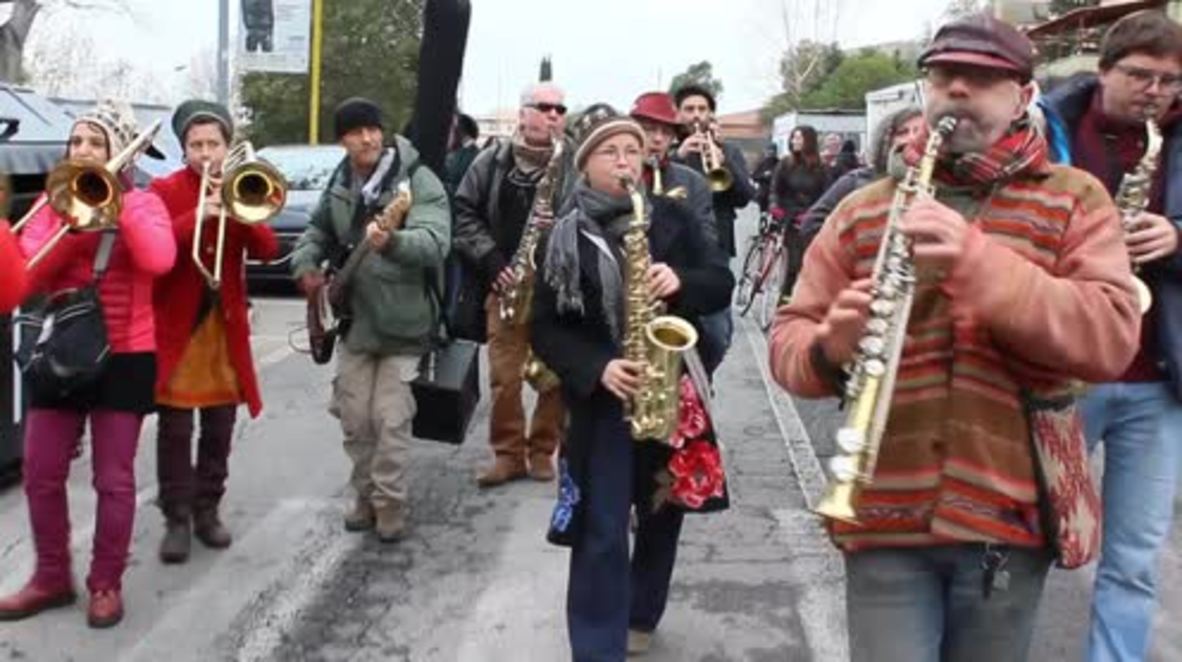 Italy: Romans serenade prisoners for NYE