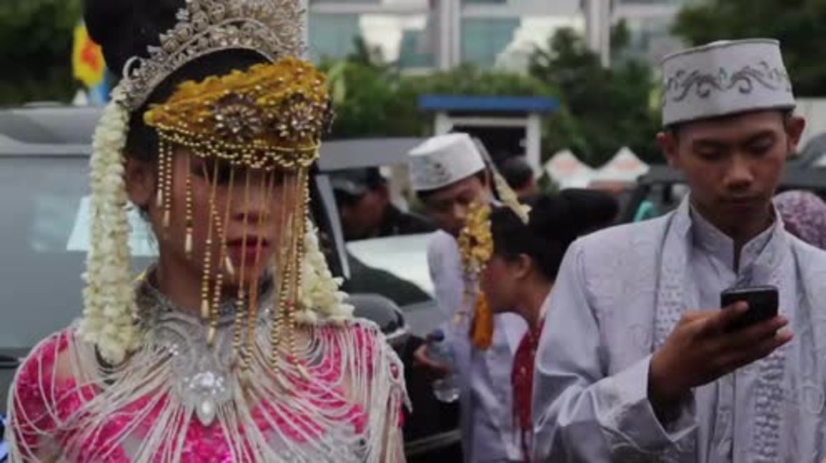 Indonesia: Cientos celebran el año nuevo con una boda masiva.