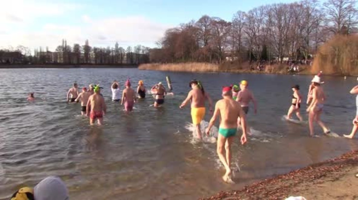 Germany: Swimmers brave the cold for traditional New Year dip