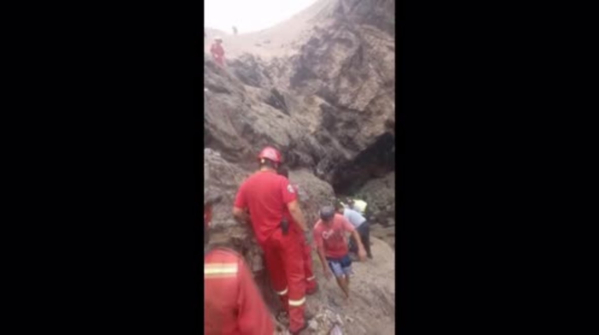 Perú: Trabajo de rescate después de que un autobús cayó desde la 'Curva del Diablo'*EXPLÍCITO*