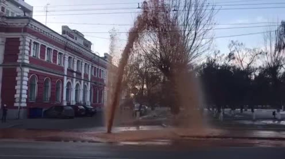 Rusia: Fuente de barro provoca caos para los automovilistas