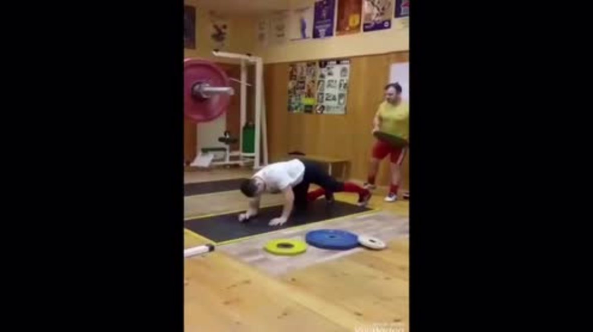 Rusia: Un hombre aguanta 220 kg realizando una plancha digna de Hércules