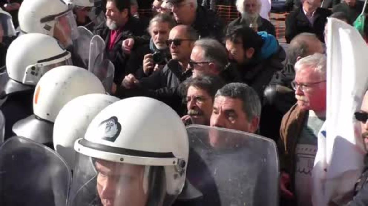 Greece: Clashes in Piraeus during Popular Unity protest