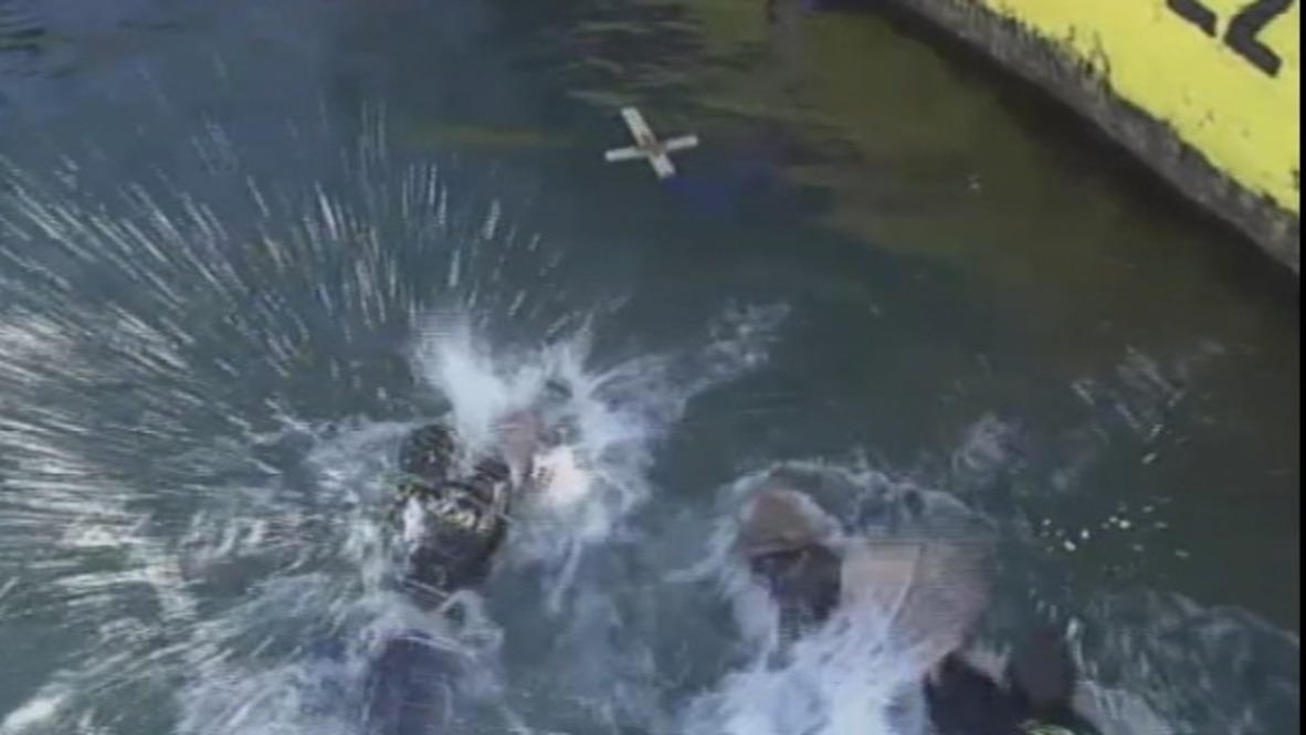 Grecia: Cristianos ortodoxos desafían las bajas temperaturas y se bañan en agua helada por la Epifanía