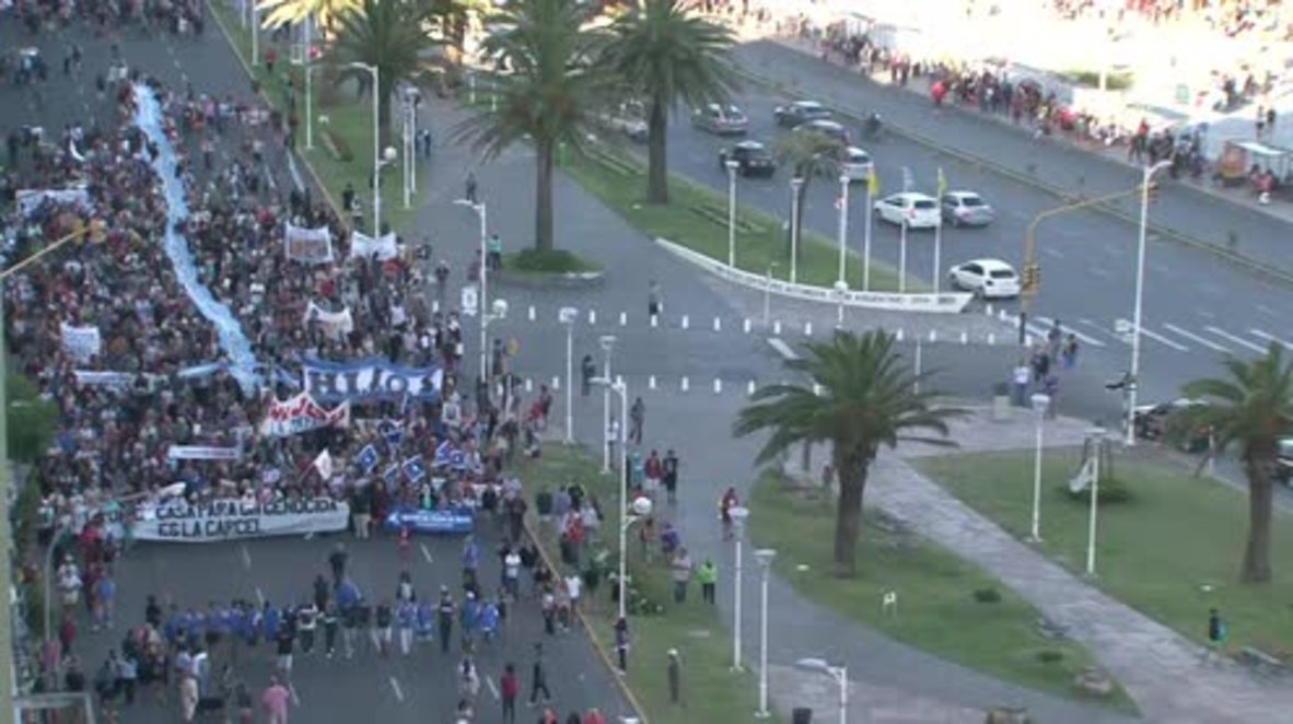 Argentina: Thousands rally against house arrest granted to war criminal Etchecolatz