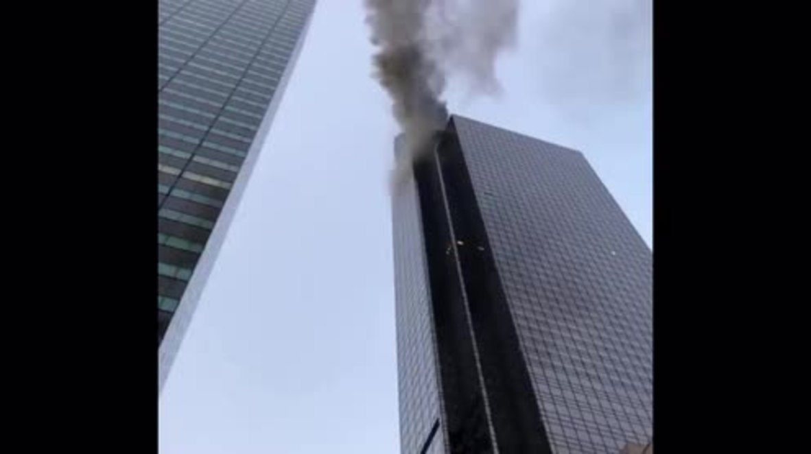 EE.UU.: El humo se eleva desde la azotea del rascacielos Trump Tower en Manhattan por un incendio