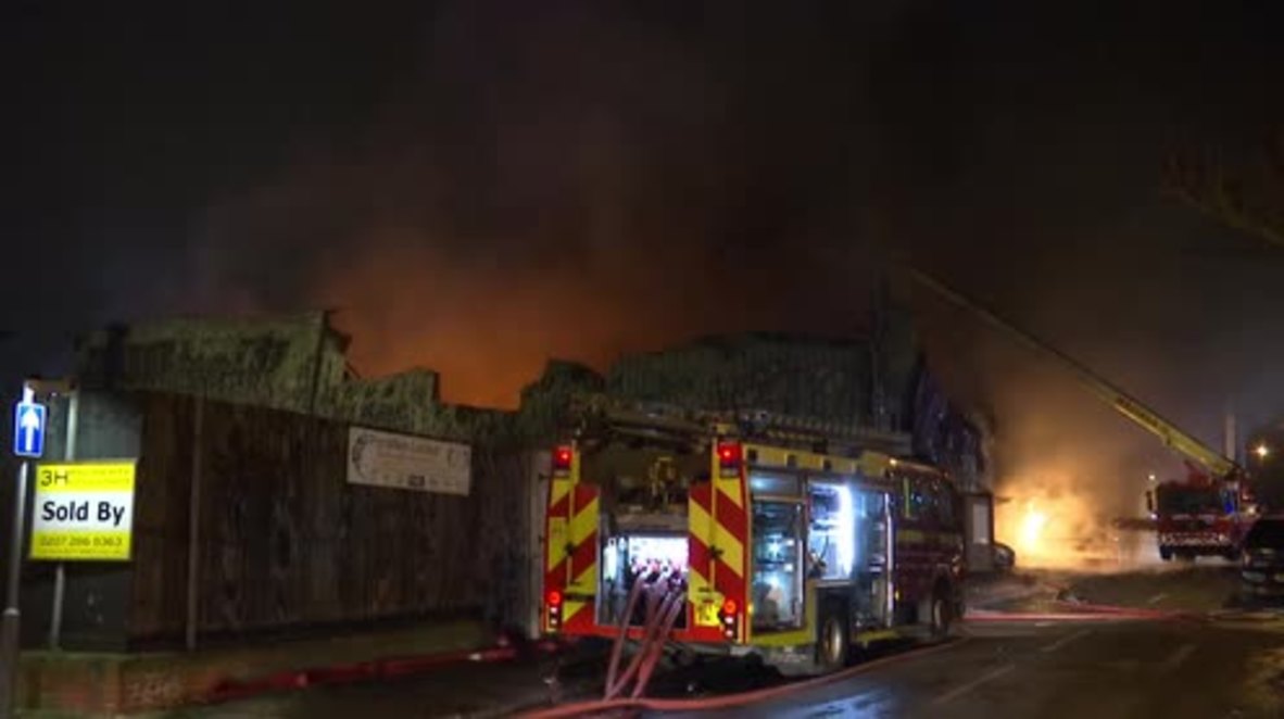 Reino Unido: Mas de 90 bomberos combaten un enorme incendio en una fábrica de pintura de Londres