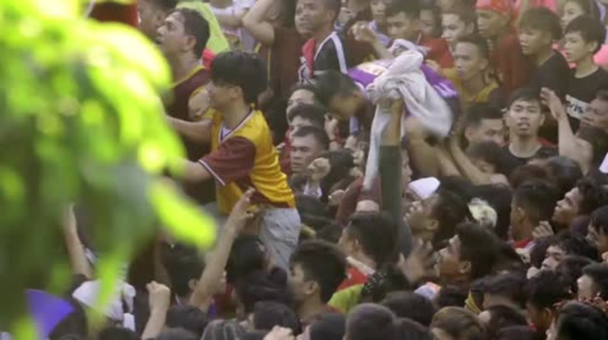Filipinas: Millones de devotos con los pies descalzos celebran la procesión del Nazareno Negro en Manila