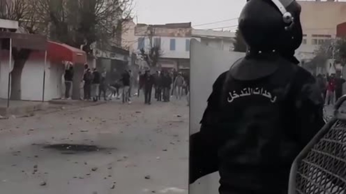 Tunisia: Rocks fly as protesters clash with police in Tebourba