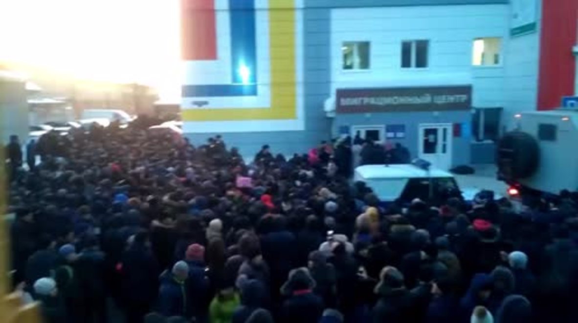 Rusia: 2.000 manifestantes se enfrentan con la policía en el centro de migración en Tomsk