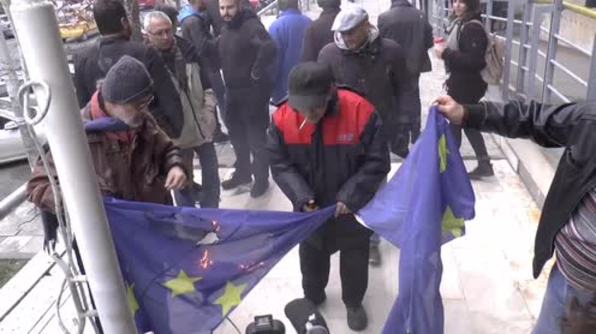 Greece: EU flag burns at protest against property auctions