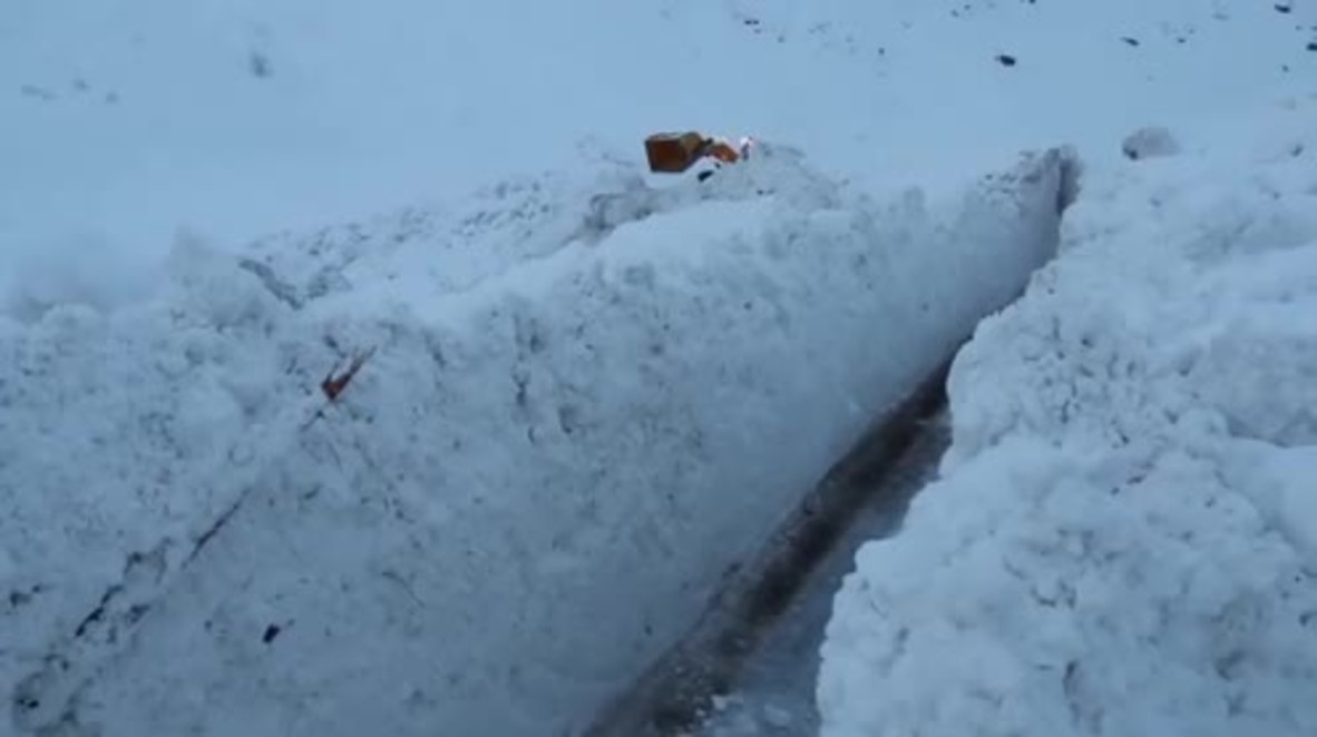 Francia: Una avalancha deja un muro de nieve y hielo de 250 metro de largo en Saboya