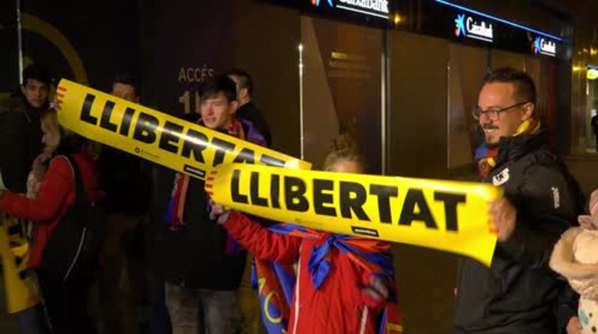 España: Activistas independentistas reparten 20,000 carteles en un partido del FC Barcelona