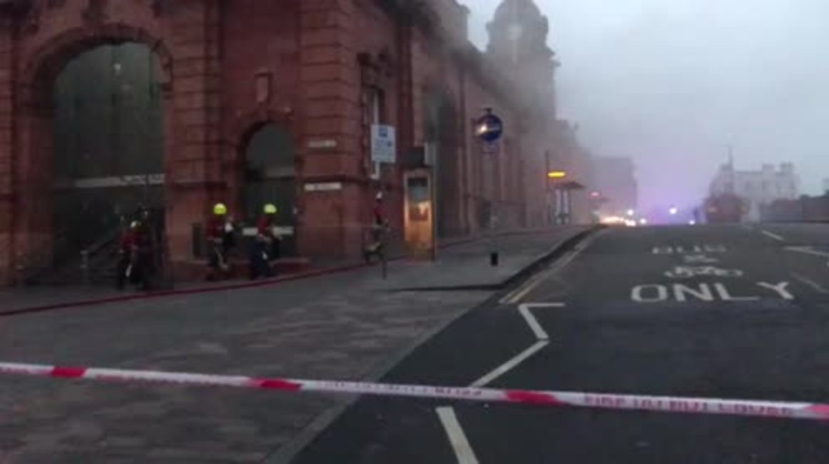 Reino Unido: Un enorme incendio obliga a evacuar la estación de tren de Nottingham