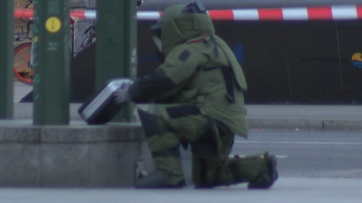 Alemania: El momento cuando especialistas abren el maletín sospechoso