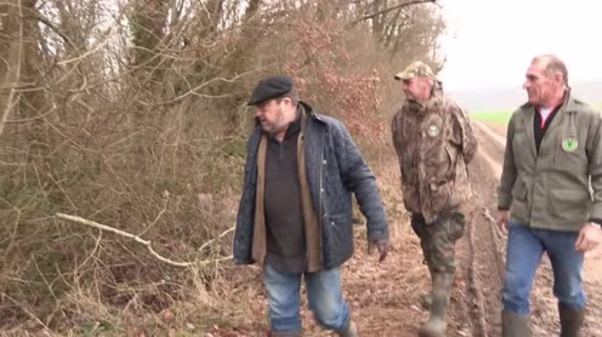 France: Police train locals to become garbage hunters