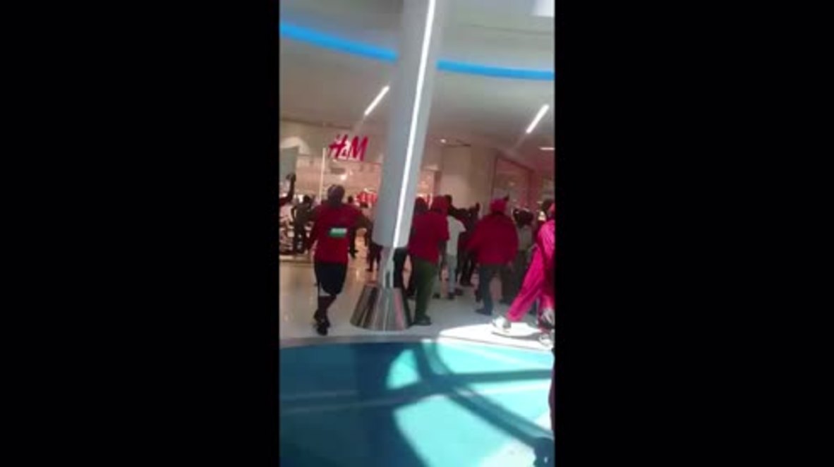 Sudáfrica: Luchadores por la Libertad Económica protestan fuera de la tienda de H & M en Pretoria