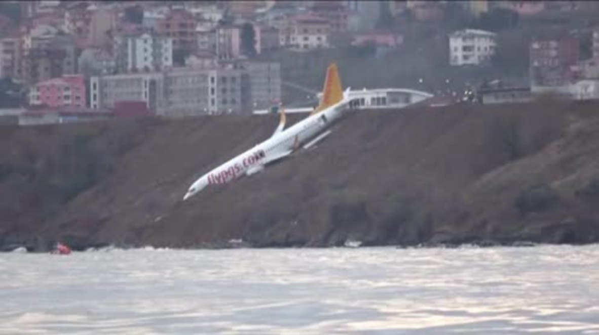 Turquía: Un avión con 162 pasajeros se sale de pista y casi cae al agua.