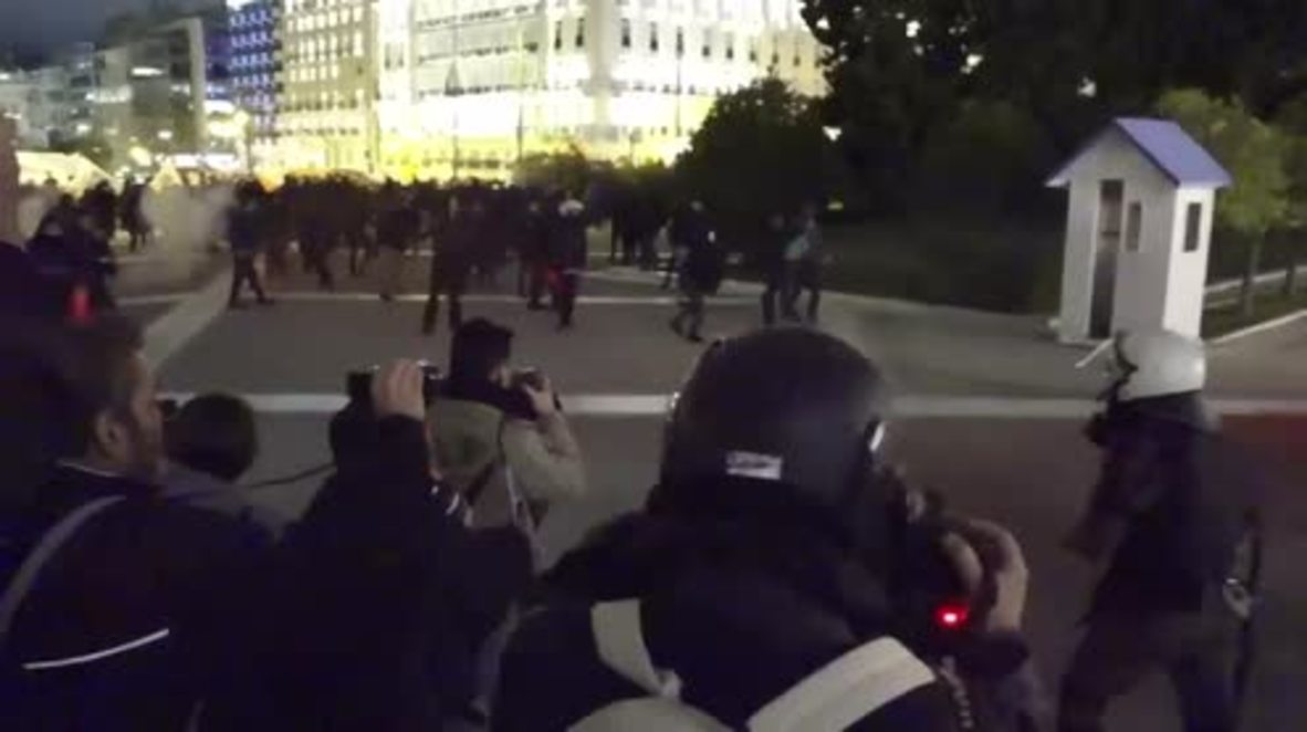 Grecia: Enfrentamientos con gases lacrimógenos y piedras durante protestas contra nuevos recortes