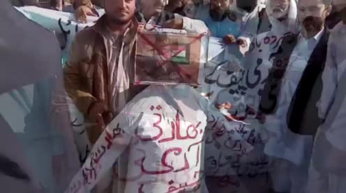 Pakistan: Dozens burn effigy of Indian army chief