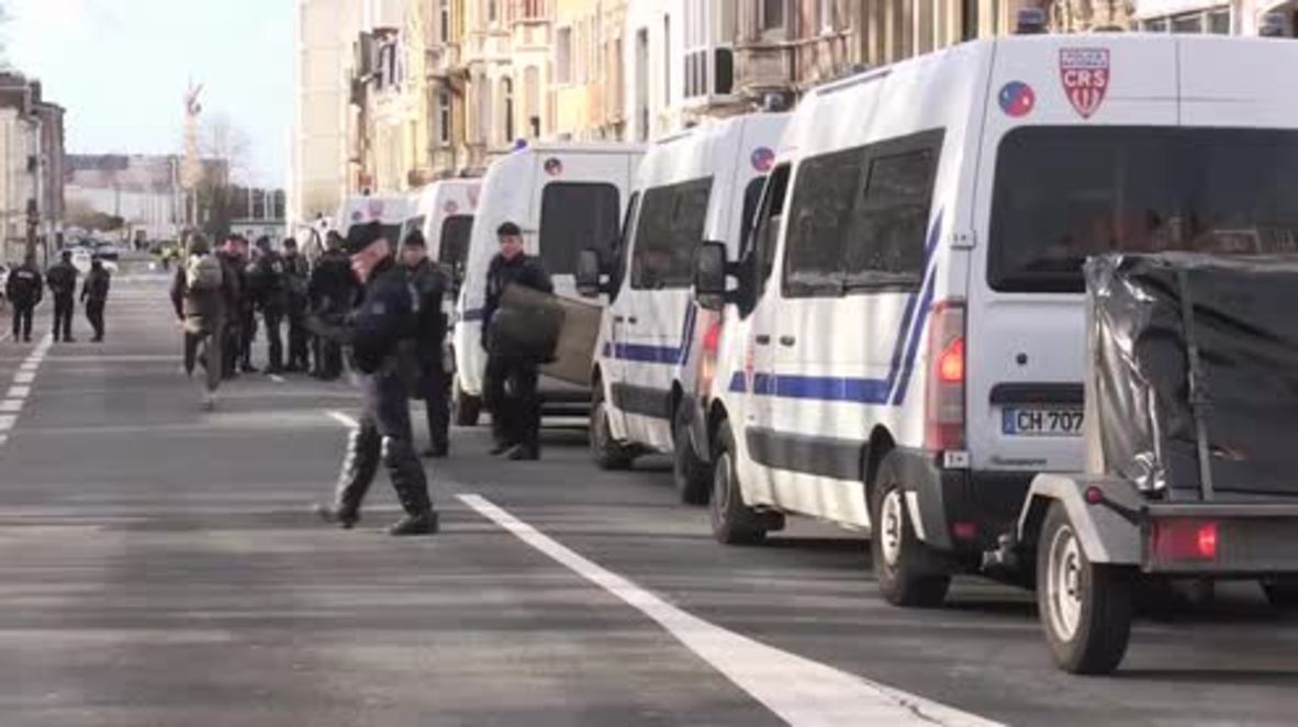 Francia: Policía dispersa a los manifestantes en Calais durante la visita de Macron