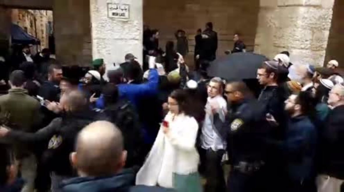 Jerusalén Oriental: Musulmanes protestan en contra de los residentes israelíes a quienes se les permitió rezar en el complejo de la mezquita de al-Aqsa