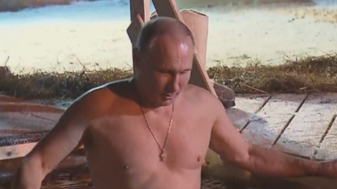 Rusia: Putin se enfrenta a los elementos y se baña en agua helada para celebrar la Epifanía