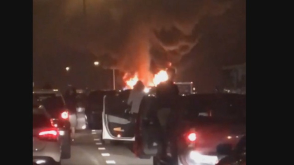 USA: Fuel tanker explodes forcing highway to close