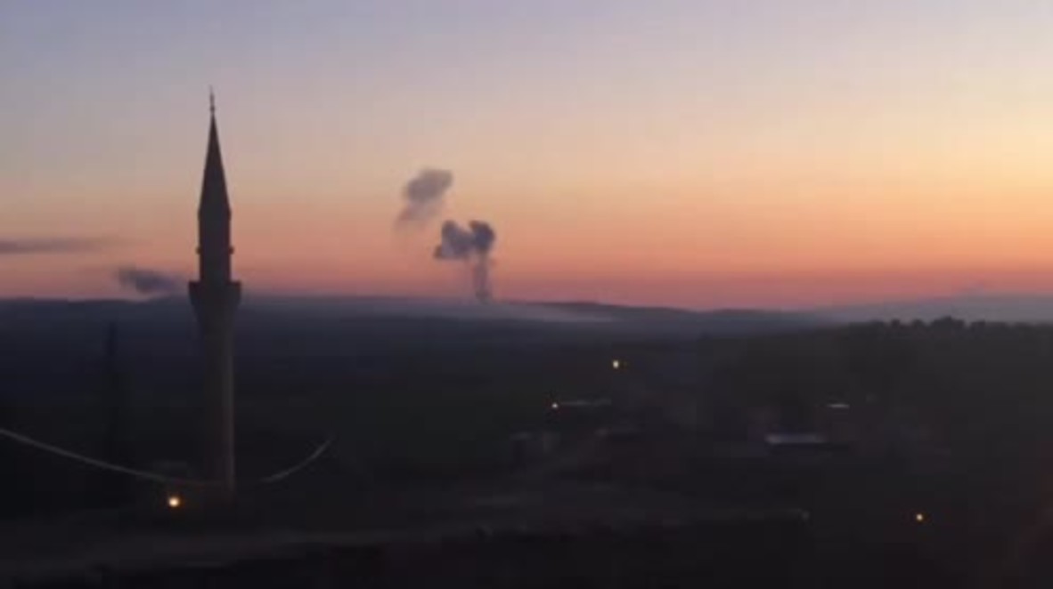 Turquía: Nube de humo por los bombardeos turcos sobre la región siria de Afrin