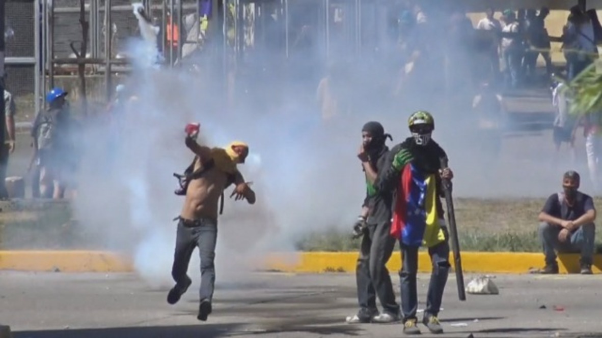 Venezuela: Manifestantes se enfrentan a la policía por la crisis económica y la muerte de Óscar Pérez